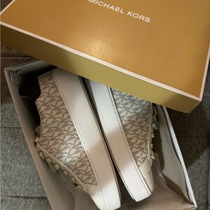 Micheal Kors, great condition, comes with the original box and the receipt 🧾